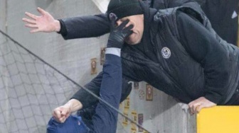 Rusuh di Bundesliga! Ultras Serbu Lapangan Baku Hantam, Polisi Susah Payah Pukul Mundur
