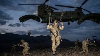 Bak Adegan Film Hollywood, Washington Klaim Sukses Selamatkan Pilot AS di Iran