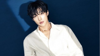 Upgrade Daily OOTD-mu dengan 4 Inspirasi Gaya Layering ala Woo Do Hwan