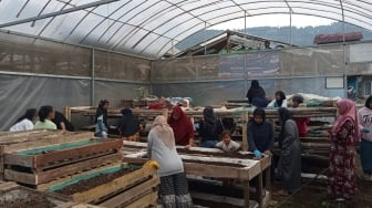 Perempuan Ultra Mikro Naik Kelas, Kisah Onih Suryati Ubah Limbah Jadi Peluang Usaha