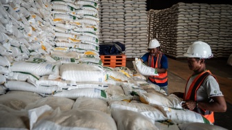 Petugas menata karung beras di Gudang Bulog Tambak Aji, Semarang, Jawa Tengah, Senin (6/4/2026). [ANTARA FOTO/Aprillio Akbar/agr]