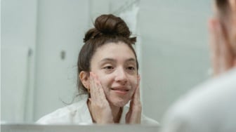 Bye Kulit Ketarik! 5 Rose Cleanser untuk Wajah Lembap & Plumpy