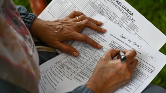Warga mengisi formulir pendaftaran identitas kependudukan di Kantor Sekretariat RW 2, Pejaten Timur, Pasar Minggu, Jakarta Selatan, Senin (6/4/2026). [ANTARA FOTO/Fauzan/sgd]