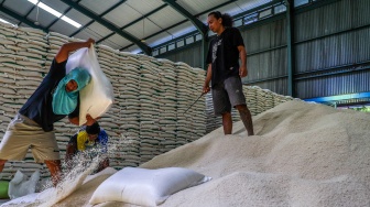 Pekerja membongkar muat beras di Gudang Bulog Ternate, Maluku Utara, Senin (6/4/2026). [ANTARA FOTO/Andri Saputra/sgd]