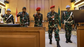 Terdakwa kasus dugaan penculikan dan pembunuhan kacab bank Serka Frengky Yaru (kedua kiri), Kopda Feri Heriyanto (tengah) dan Serka Mochamad Nasir (kedua kanan) bersiap meninggalkan ruangan usai sidang perdana kasus dugaan penculikan dan pembunuhan kepala cabang (kacab) bank di Pengadilan Militer II-08, Jakarta, Senin (6/4/2026). [ANTARA FOTO/Dhemas Reviyanto/agr]
