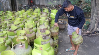Petugas memindahkan tabung Liquefied Petroleum Gas (LPG) ukuran 3 kg di agen, kawasan Pasar Rebo, Jakarta, Senin (6/4/2026). [Suara.com/Alfian Winanto]

