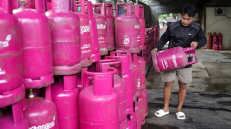 Petugas memindahkan tabung Liquefied Petroleum Gas (LPG) ukuran 12 kg di agen, kawasan Pasar Rebo, Jakarta, Senin (6/4/2026). [Suara.com/Alfian Winanto]
