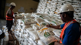 Petugas menata karung beras di Gudang Bulog Tambak Aji, Semarang, Jawa Tengah, Senin (6/4/2026). [ANTARA FOTO/Aprillio Akbar/agr]
