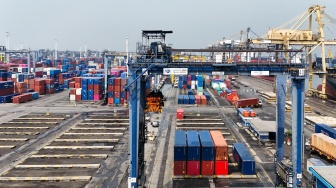 Suasana bongkar-muat peti kemas di Pelabuhan Tanjung Priok, Jakarta, Kamis (7/4/2026). [Suara.com/Alfian Winanto]