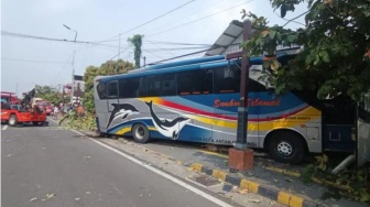 Dentuman Tengah Hari di Wonoasri Madiun: Bus Mogok Diseruduk Truk Boks Hingga Jebol Tembok Warga