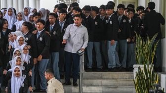 Sekretaris Kabinet (Seskab) Teddy Indra Wijaya (tengah) berbincang dengan siswa Sekolah Menengah Kejuruan Negeri (SMKN) 19 Jakarta Pusat saat berkunjung di Kompleks Istana Kepresidenan, Jakarta, Selasa (7/4/2026). [ANTARA FOTO/Galih Pradipta/hma]