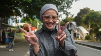 Istri dari Wakil Ketua DPRD Provinsi Jawa Barat Ono Surono, Setyowati Anggraini Saputro berpose usai menjalani pemeriksaan di Gedung Merah Putih KPK, Jakarta, Selasa (7/4/2026). [ANTARA FOTO/Indrianto Eko Suwarso/nym]
