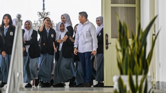 Sekretaris Kabinet (Seskab) Teddy Indra Wijaya (kedua kanan) berbincang dengan siswa Sekolah Menengah Kejuruan Negeri (SMKN) 19 Jakarta Pusat saat berkunjung di Kompleks Istana Kepresidenan, Jakarta, Selasa (7/4/2026). [ANTARA FOTO/Galih Pradipta/hma]