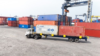 Suasana bongkar-muat peti kemas di Pelabuhan Tanjung Priok, Jakarta, Kamis (7/4/2026). [Suara.com/Alfian Winanto]