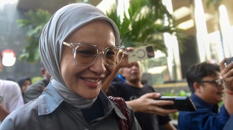 Istri dari Wakil Ketua DPRD Provinsi Jawa Barat Ono Surono, Setyowati Anggraini Saputro berjalan usai menjalani pemeriksaan di Gedung Merah Putih KPK, Jakarta, Selasa (7/4/2026). [ANTARA FOTO/Indrianto Eko Suwarso/nym]