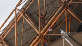Pekerja menyelesaikan rehabilitasi Stadion Wibawa Mukti di Cikarang, Kabupaten Bekasi, Jawa Barat, Selasa (7/4/2026). [ANTARA FOTO/Darryl Ramadhan/nym]