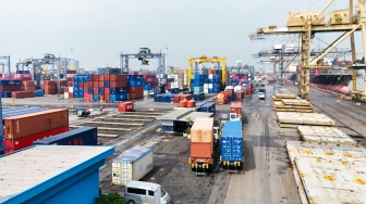 Suasana bongkar-muat peti kemas di Pelabuhan Tanjung Priok, Jakarta, Kamis (7/4/2026). [Suara.com/Alfian Winanto]