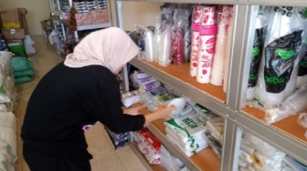Perang Iran-AS Bikin Harga Plastik di Pasar Lokal Mataram Melonjak Tajam