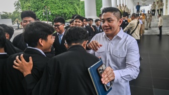 Sekretaris Kabinet (Seskab) Teddy Indra Wijaya (kedua kanan) berbincang dengan siswa Sekolah Menengah Kejuruan Negeri (SMKN) 19 Jakarta Pusat saat berkunjung di Kompleks Istana Kepresidenan, Jakarta, Selasa (7/4/2026). [ANTARA FOTO/Galih Pradipta/hma]