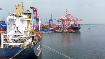 Suasana bongkar-muat peti kemas di Pelabuhan Tanjung Priok, Jakarta, Kamis (7/4/2026). [Suara.com/Alfian Winanto]