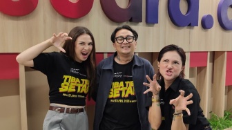 Kupas Tuntas Film Tiba-Tiba Setan, Peran Unik Poppy Sovia hingga Hadirnya Bule Kesurupan