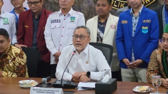 Zulhas Pasang Badan: Meski Dunia Membara, Stok Pangan RI Aman Hingga 2027!