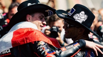 Bak Siang dan Malam: Marco Bezzecchi Cetak Hattrick, Ducati Tak Berkutik