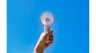 7 Rekomendasi Kipas Tangan 'Rasa AC' Praktis Dibawa ke Mana Saja, Anginnya Semriwing