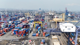 Suasana bongkar-muat peti kemas di Pelabuhan Tanjung Priok, Jakarta, Kamis (7/4/2026). [Suara.com/Alfian Winanto]