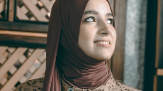 Jangan Asal Cuci! Ini 6 Cara Merawat Pashmina Rayon agar Tetap Flowing