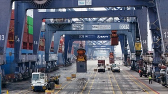 Suasana bongkar-muat peti kemas di Pelabuhan Tanjung Priok, Jakarta, Kamis (7/4/2026). [Suara.com/Alfian Winanto]