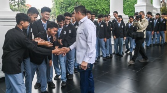 Sekretaris Kabinet (Seskab) Teddy Indra Wijaya (tengah) berbincang dengan siswa Sekolah Menengah Kejuruan Negeri (SMKN) 19 Jakarta Pusat saat berkunjung di Kompleks Istana Kepresidenan, Jakarta, Selasa (7/4/2026). [ANTARA FOTO/Galih Pradipta/hma]