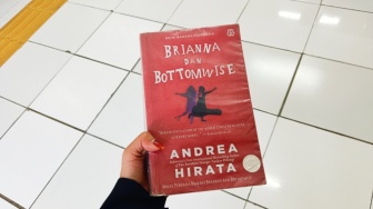 Mengejar Gitar Legendaris Sunburst 1960 di Buku Andrea Hirata