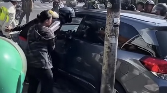 Diduga Salah Injak Gas, HR-V Tabrak Motor di Joglo: Massa Kesal dan Pukul Kaca Mobil
