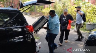 Dirut PDAM Madiun Irit Bicara Usai Penyidik KPK 'Obrak-abrik' Rumahnya