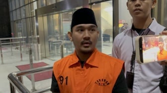 Bupati Bekasi Ade Kuswara Klaim Tak Tahu Soal Pembakaran Rumah Saksi dalam Kasus Suap Ijon Proyek