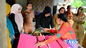 Fatmawati Rusdi Dorong UMKM Tenun Emas Sidrap Naik Kelas