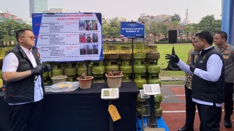 Akal Bulus Pengoplos Gas Cileungsi: Pakai 'Mata-Mata' HT, Ibu-Ibu Jadi Tameng, hingga Trik Es Batu!