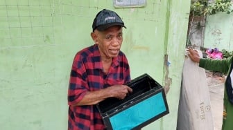 Bertahan Hidup dengan Jualan di Jalan, Intip Kondisi Kontrakan Sederhana Pak Tarno