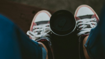 5 Sepatu Kets yang Cocok Dipakai untuk Kerja, Stylish dan Nyaman Mulai Rp100 Ribuan