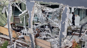 Pekerja merapikan material sisa bangunan rusak yang diduga akibat ledakan tabung gas di area olahraga Loxus Padel, Ciangsana, Gunungputri, Kabupaten Bogor, Jawa Barat, Kamis (9/4/2026). [ANTARA FOTO/Yulius Satria Wijaya/YU]