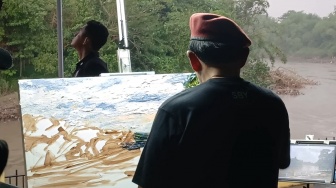 Momen SBY Melukis Sungai Bengawan Solo, Berhenti Karena Hujan Deras Turun