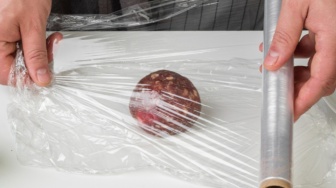 3 Bahan Dapur Pengganti Plastik Wrap untuk Simpan Makanan agar Tetap Segar
