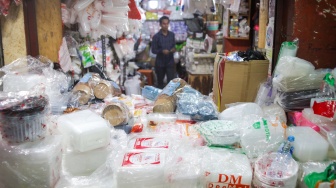 Pedagang melayani pembeli plastik di Pasar Minggu, Jakarta, Kamis (9/4/2026). [Suara.com/Alfian Winanto]
