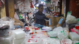 Pedagang melayani pembeli plastik di Pasar Minggu, Jakarta, Kamis (9/4/2026). [Suara.com/Alfian Winanto]
