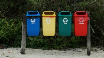 Warga Sibuk Memilah Sampah, di TPA Berbaur Jadi Satu