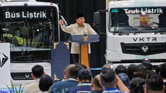 Presiden Prabowo Subianto menyampaikan pidato saat meresmikan pabrik perakitan kendaraan komersial berbasis listrik PT VKTR Sakti Industries di Magelang, Jawa Tengah, Kamis (9/4/2026). [ANTARA FOTO/Anis Efizudin/YU]