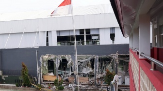 Kondisi bangunan rusak yang diduga akibat ledakan tabung gas di area olahraga Loxus Padel, Ciangsana, Gunungputri, Kabupaten Bogor, Jawa Barat, Kamis (9/4/2026). [ANTARA FOTO/Yulius Satria Wijaya/YU]
