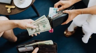 Kerja Full Time, Hidup Part Time: Fakta Pahit di Balik Gaji UMR