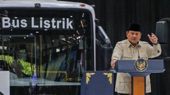 Presiden Prabowo Subianto menyampaikan pidato saat meresmikan pabrik perakitan kendaraan komersial berbasis listrik PT VKTR Sakti Industries di Magelang, Jawa Tengah, Kamis (9/4/2026). [ANTARA FOTO/Anis Efizudin/YU]